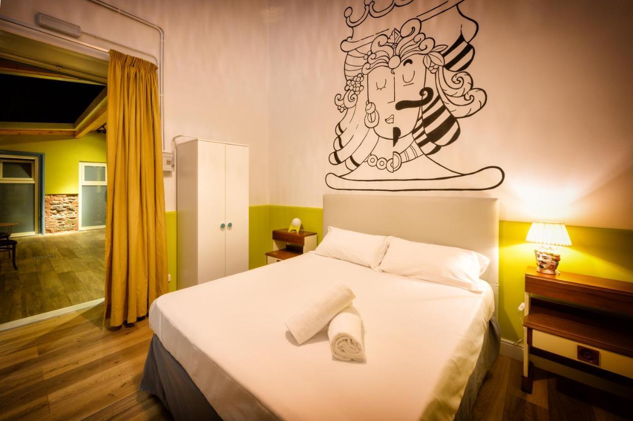 The Yard Hostel カターニア エクステリア 写真